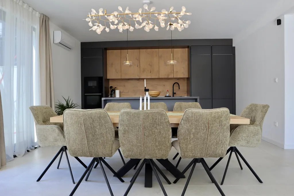 Spacious Family Villa with Terrace in Rogač