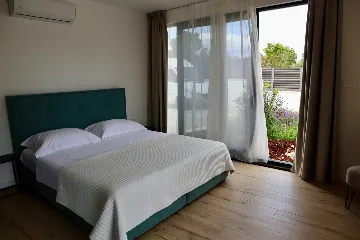 Spacious Family Villa with Terrace in Rogač