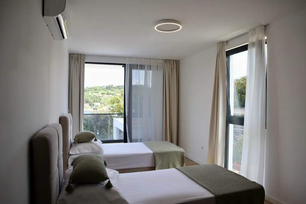 Spacious Family Villa with Terrace in Rogač
