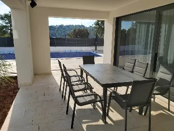 Spacious Family Villa with Terrace in Rogač
