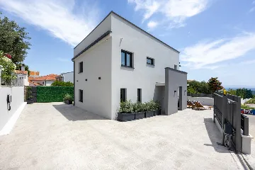 Modern Villa Retreat with Garden in Okrug Gornji