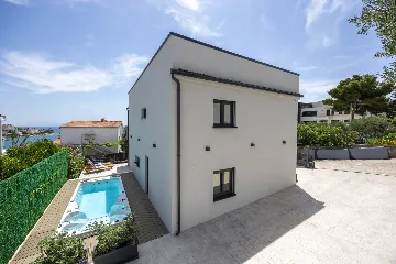 Modern Villa Retreat with Garden in Okrug Gornji