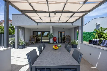 Modern Villa Retreat with Garden in Okrug Gornji