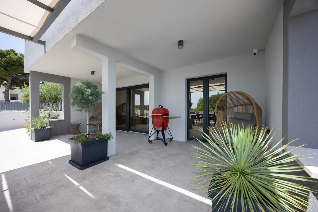 Modern Villa Retreat with Garden in Okrug Gornji