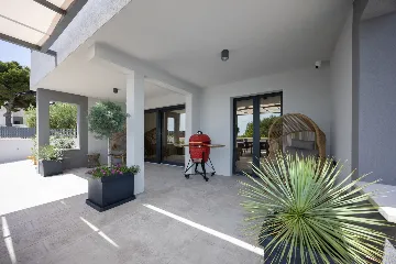 Modern Villa Retreat with Garden in Okrug Gornji