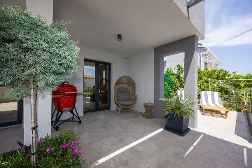 Modern Villa Retreat with Garden in Okrug Gornji