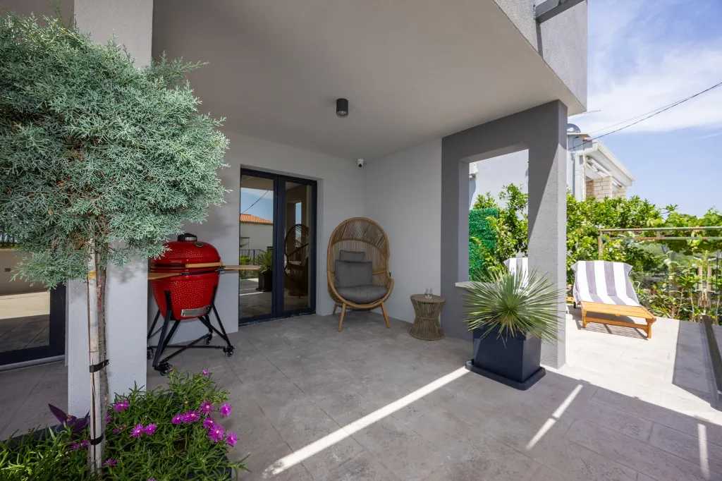 Modern Villa Retreat with Garden in Okrug Gornji