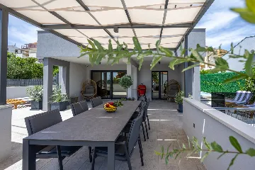 Modern Villa Retreat with Garden in Okrug Gornji