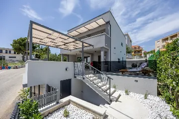 Modern Villa Retreat with Garden in Okrug Gornji