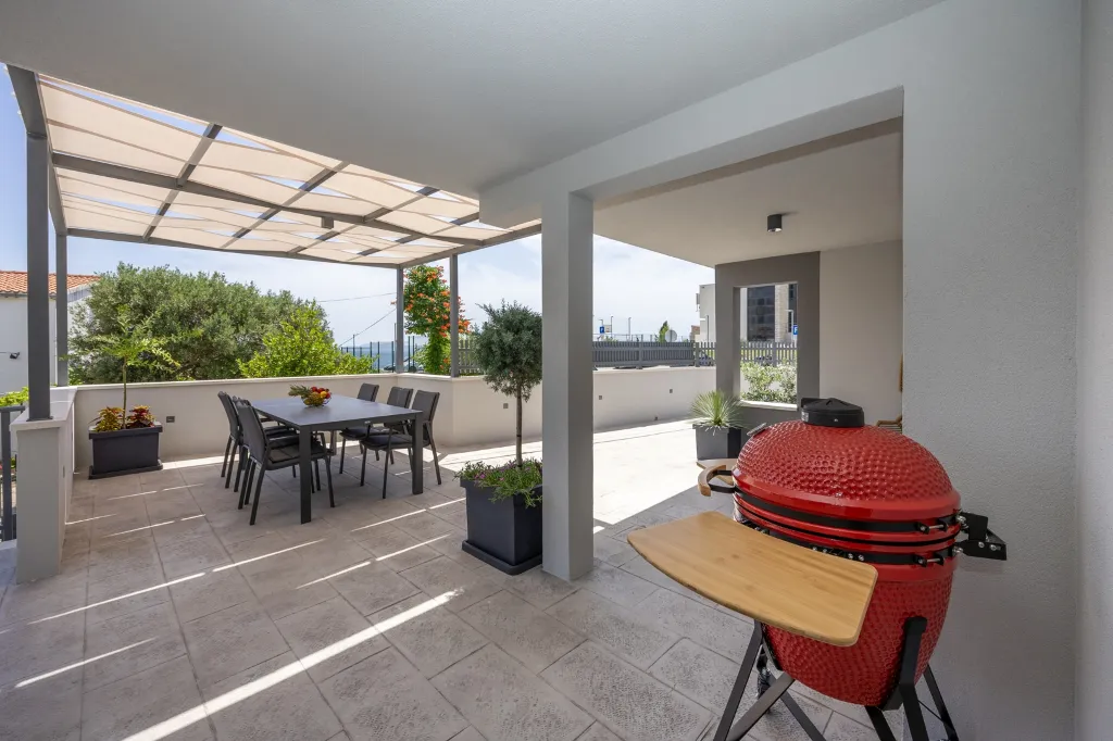 Modern Villa Retreat with Garden in Okrug Gornji
