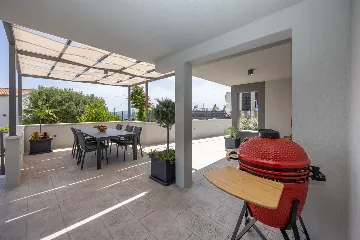 Modern Villa Retreat with Garden in Okrug Gornji