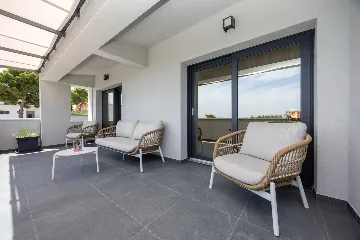 Modern Villa Retreat with Garden in Okrug Gornji