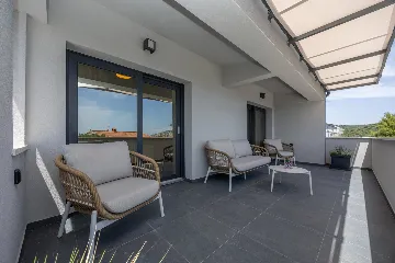 Modern Villa Retreat with Garden in Okrug Gornji