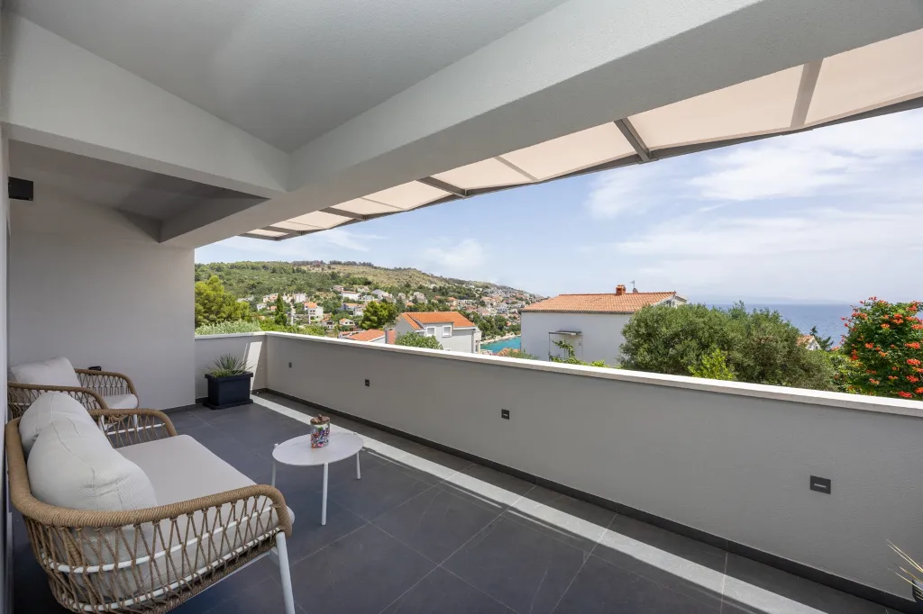 Modern Villa Retreat with Garden in Okrug Gornji