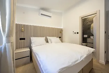 Modern Villa Retreat with Garden in Okrug Gornji