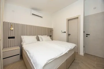 Modern Villa Retreat with Garden in Okrug Gornji