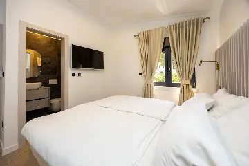 Modern Villa Retreat with Garden in Okrug Gornji