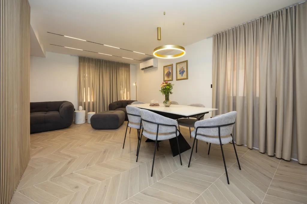 Modern Villa Retreat with Garden in Okrug Gornji