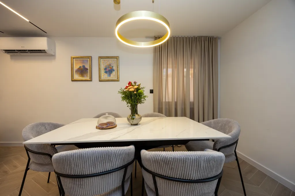 Modern Villa Retreat with Garden in Okrug Gornji