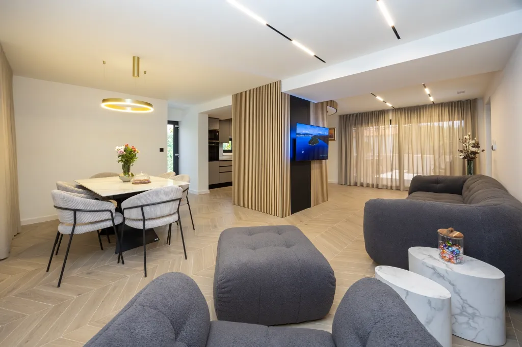Modern Villa Retreat with Garden in Okrug Gornji