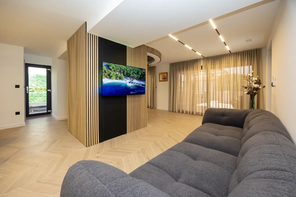 Modern Villa Retreat with Garden in Okrug Gornji