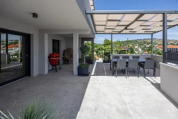 Modern Villa Retreat with Garden in Okrug Gornji