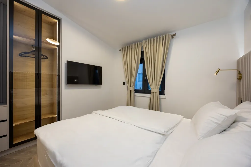 Modern Villa Retreat with Garden in Okrug Gornji
