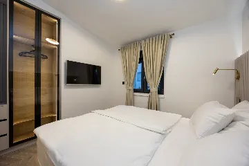 Modern Villa Retreat with Garden in Okrug Gornji