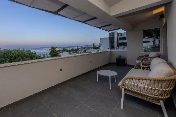 Modern Villa Retreat with Garden in Okrug Gornji