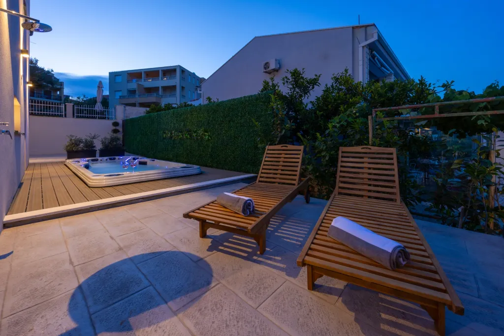 Modern Villa Retreat with Garden in Okrug Gornji