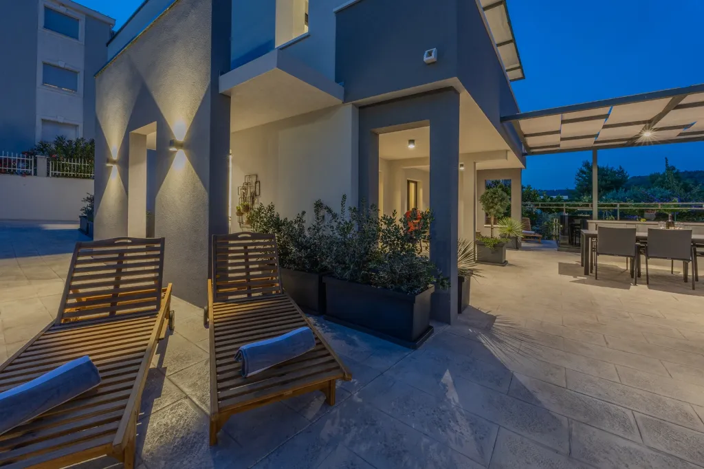 Modern Villa Retreat with Garden in Okrug Gornji