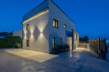 Modern Villa Retreat with Garden in Okrug Gornji