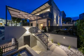 Modern Villa Retreat with Garden in Okrug Gornji