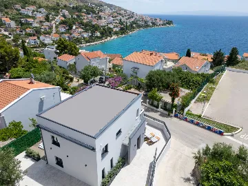 Modern Villa Retreat with Garden in Okrug Gornji