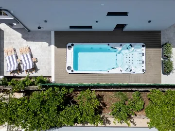 Modern Villa Retreat with Garden in Okrug Gornji