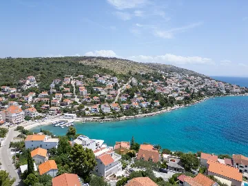 Modern Villa Retreat with Garden in Okrug Gornji