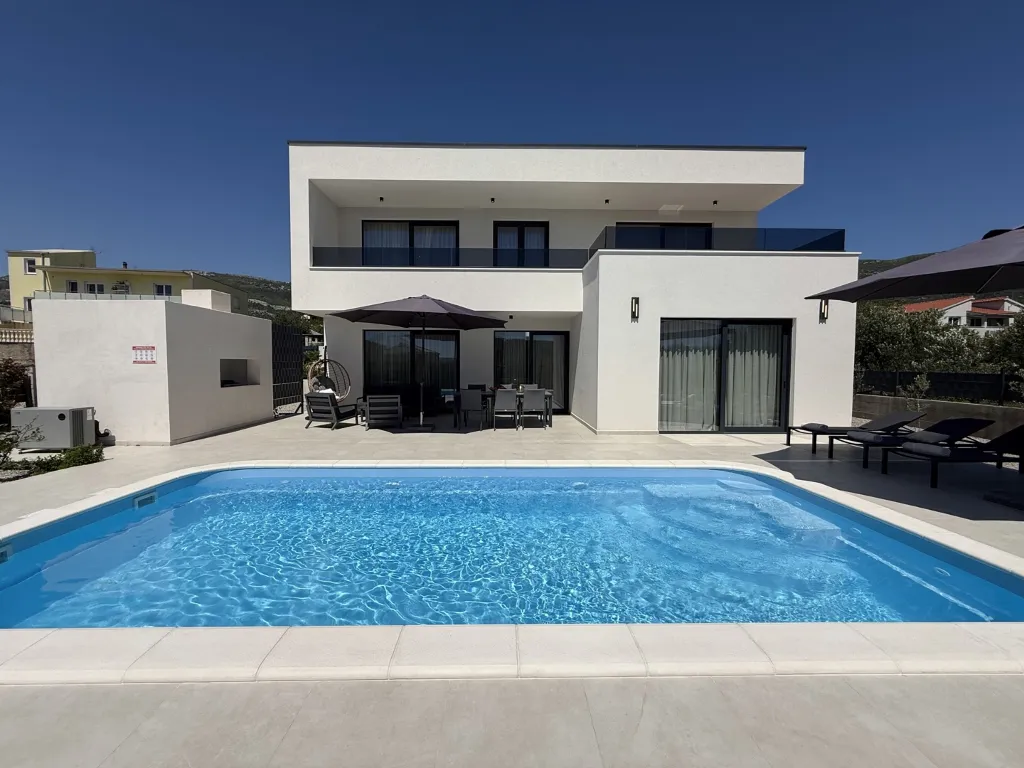 Modern Villa Retreat with Garden in Kaštel Stari