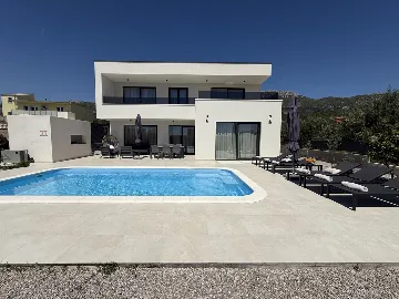 Modern Villa Retreat with Garden in Kaštel Stari