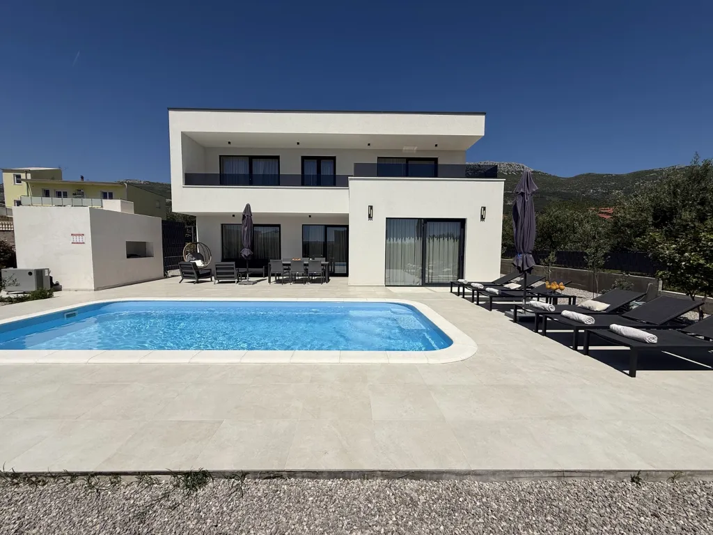Modern Villa Retreat with Garden in Kaštel Stari