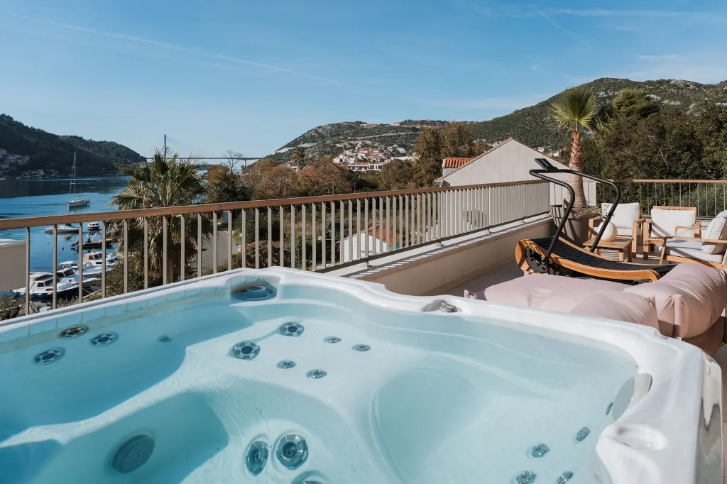 Spacious 5-Bedroom Villa in Mokošica