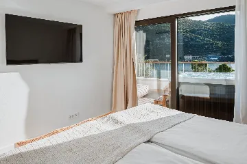 Spacious 5-Bedroom Villa in Mokošica