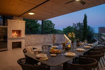 Spacious Family Villa with Pool in Vis