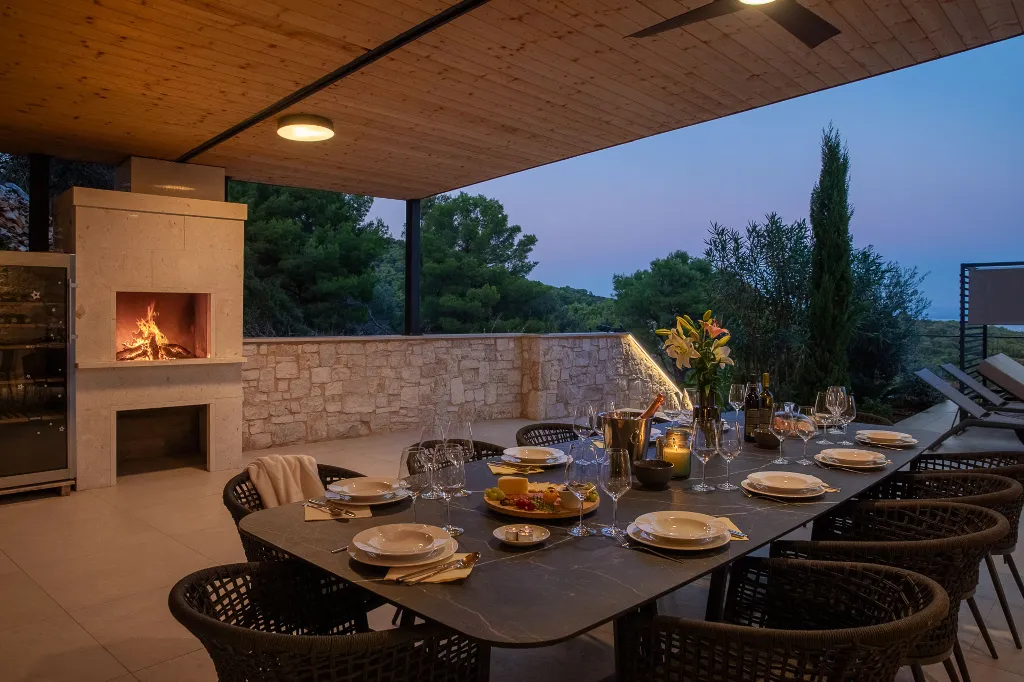 Spacious Family Villa with Pool in Vis