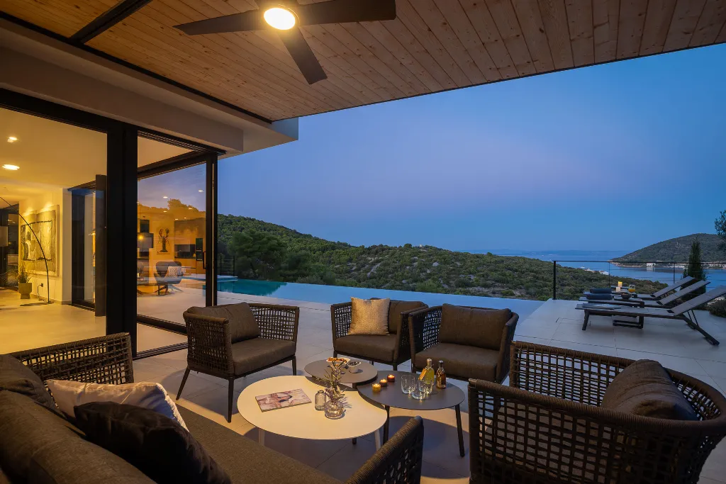 Spacious Family Villa with Pool in Vis