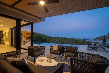 Spacious Family Villa with Pool in Vis