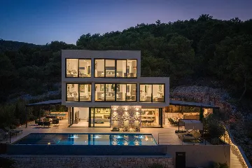 Spacious Family Villa with Pool in Vis