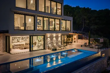 Spacious Family Villa with Pool in Vis