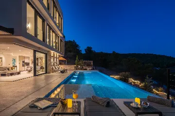 Spacious Family Villa with Pool in Vis