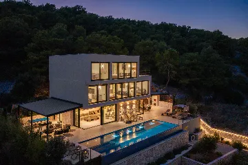 Spacious Family Villa with Pool in Vis