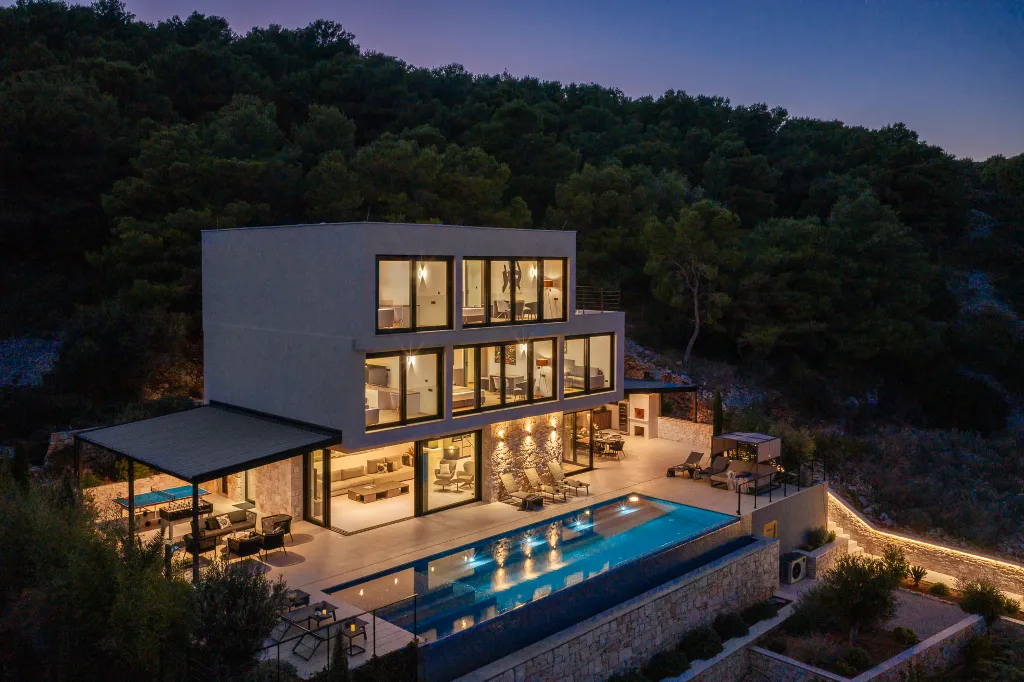 Spacious Family Villa with Pool in Vis